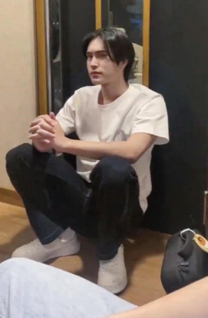 justonlyme1919's tweet photo. 🐱 : โพสรูป // 

แคปชั่น : โซฟายังว่าง คนนั่งข้างๆก็ไม่มี

🐶 : ทำทรงโซฟาว่าง คือมึงเพิ่งไล่กูลงมานั่งข้างล่างด้วยซ้ำ😀 https://t.co/FEjyigqWcs