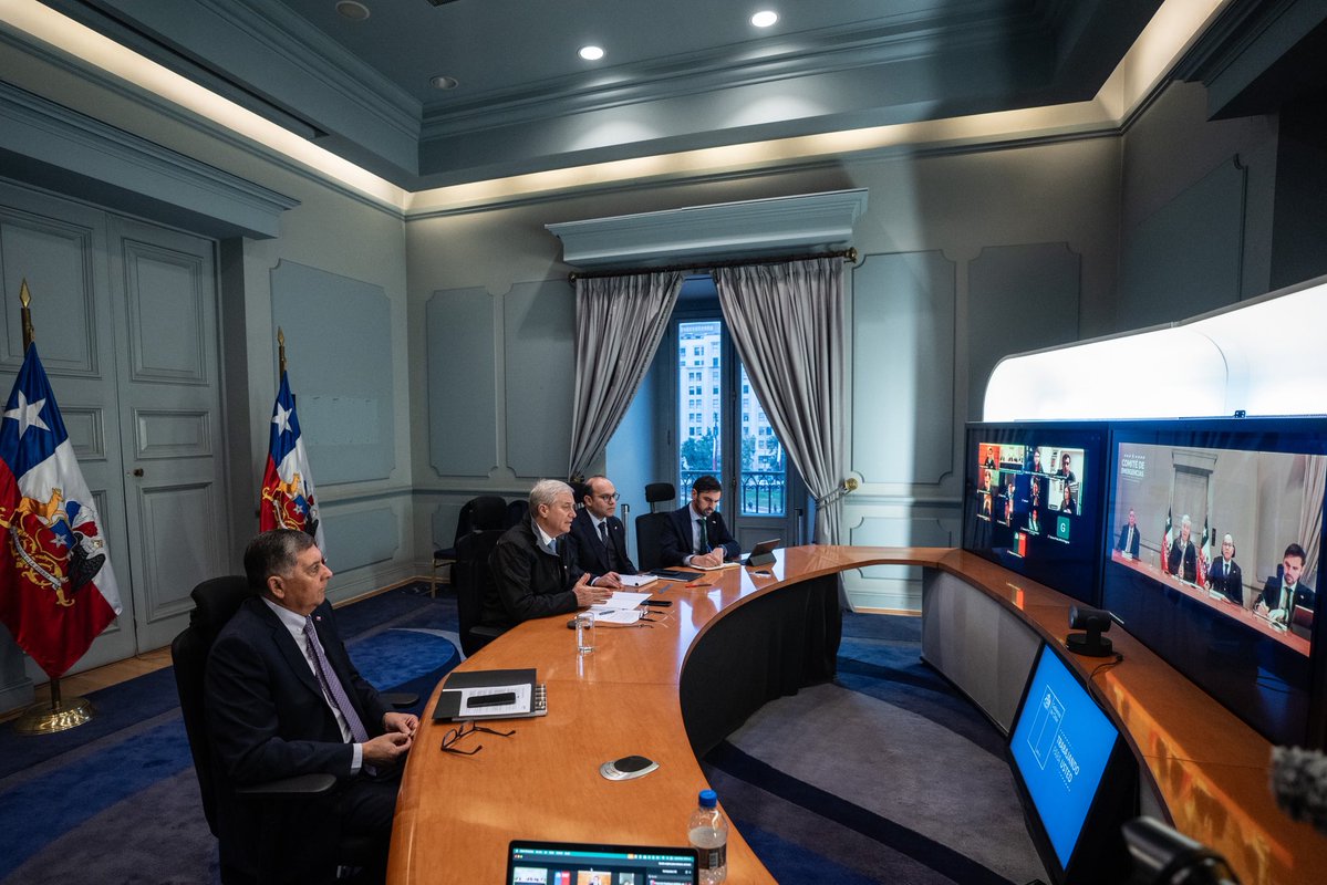 PresidenteKast's tweet photo. La emergencia no se ha terminado. El pronóstico para las próximas semanas es complejo y tenemos que seguir en alerta para enfrentarlo. Hoy nos reunimos con los Delegados Regionales para seguir coordinados. #SeguimosAlertas https://t.co/QUIuObwqdW
