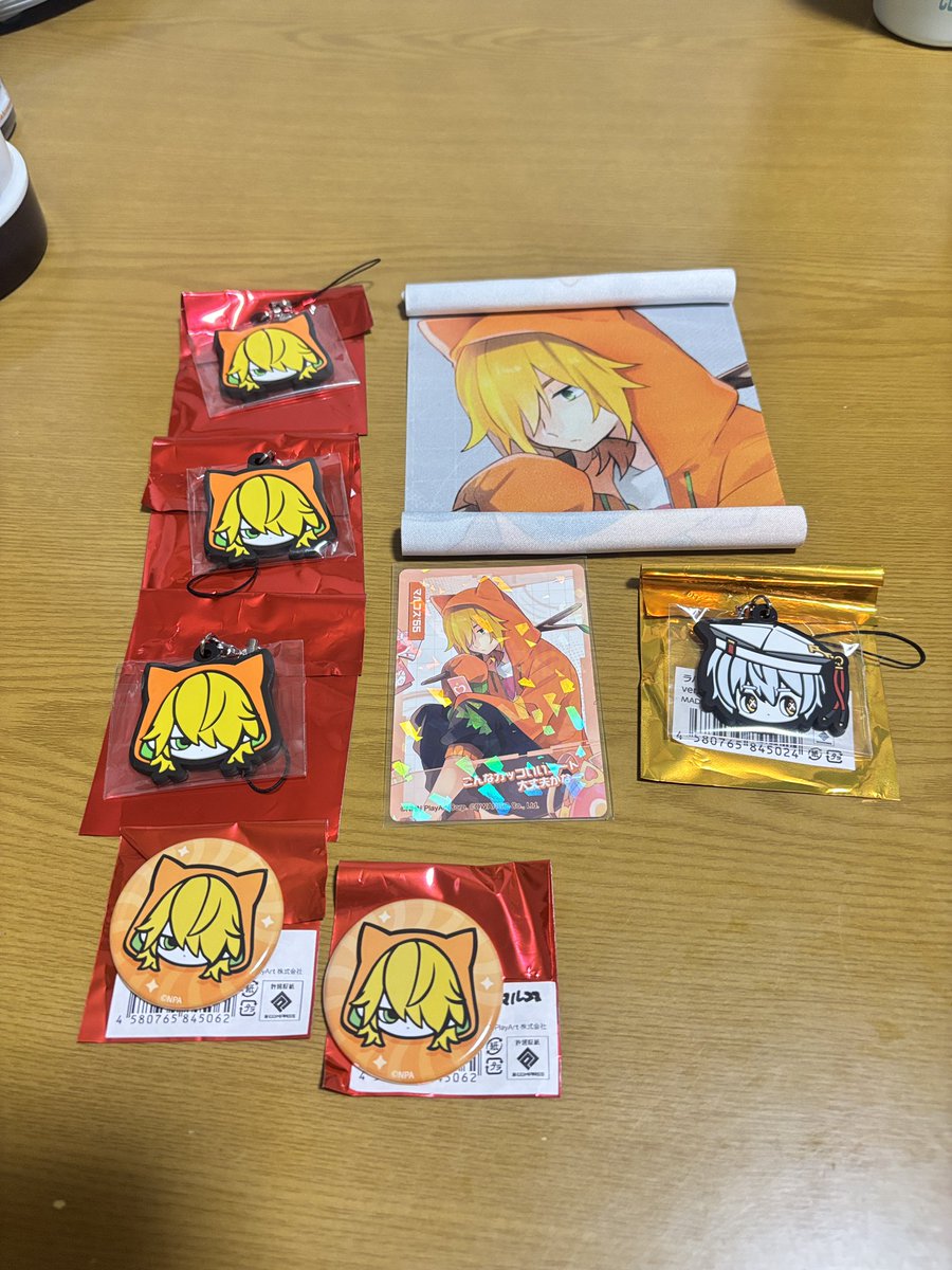 tapioka0173's tweet photo. 高崎キャラバンにて、自引き缶バッジ1個だけだったのになんやかんやあって交換でここまで増えました！圧倒的感謝！！！
交流してくださった皆様も、ありがとうございました！例の非公式グッズ喜んでいただけて何よりです！ https://t.co/oNaUfAS89f