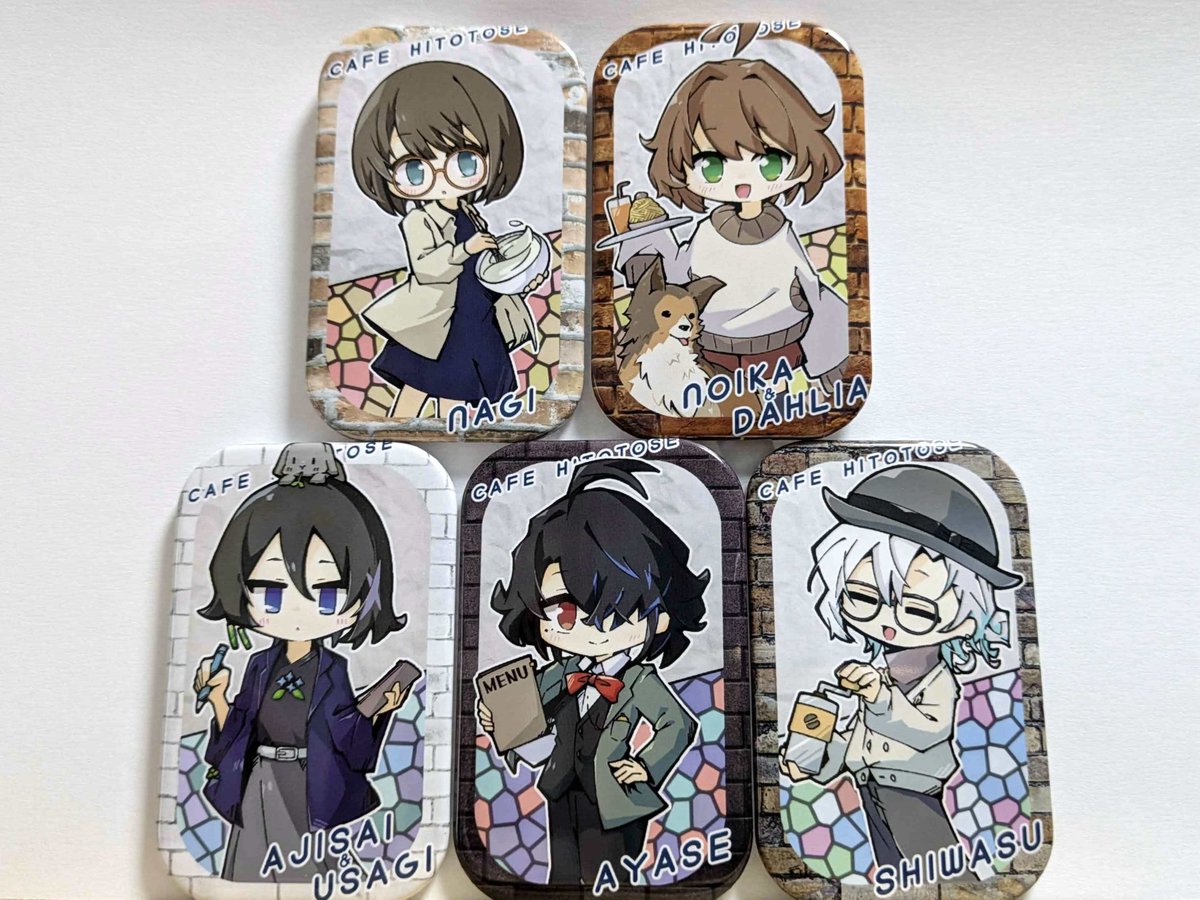 CafeHitotoseO's tweet photo. コエパレ2026で頒布した『喫茶春夏秋冬 缶バッジ Vol.1』の現物が届きました！
これから発送していきますのでもうしばらくお待ちください！
缶バッジの他にも、トートバッグや公式二次創作アーカイブなどをツリーのBOOTHページで販売・配布中です！ https://t.co/MidL8wiWhk