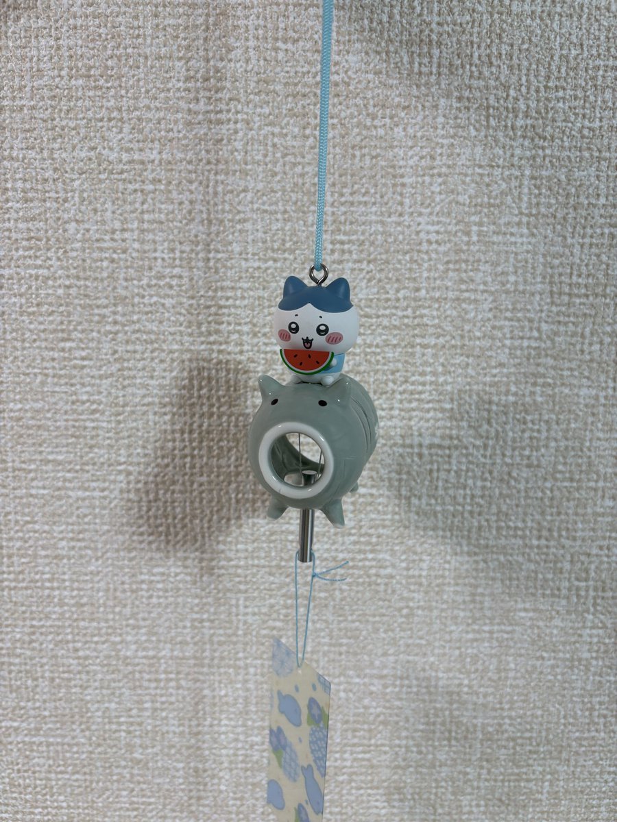 sakuuuuyuri's tweet photo. セブンイレブンのちいかわ一番くじ
ハチワレの風鈴が欲しくて
ずっと楽しみにしてたのに取付時に割ってしまった😭

接着剤買ってくっつけたけど、😭
ごめんねハチワレ😭😭😭 https://t.co/XN5BeIdTXy