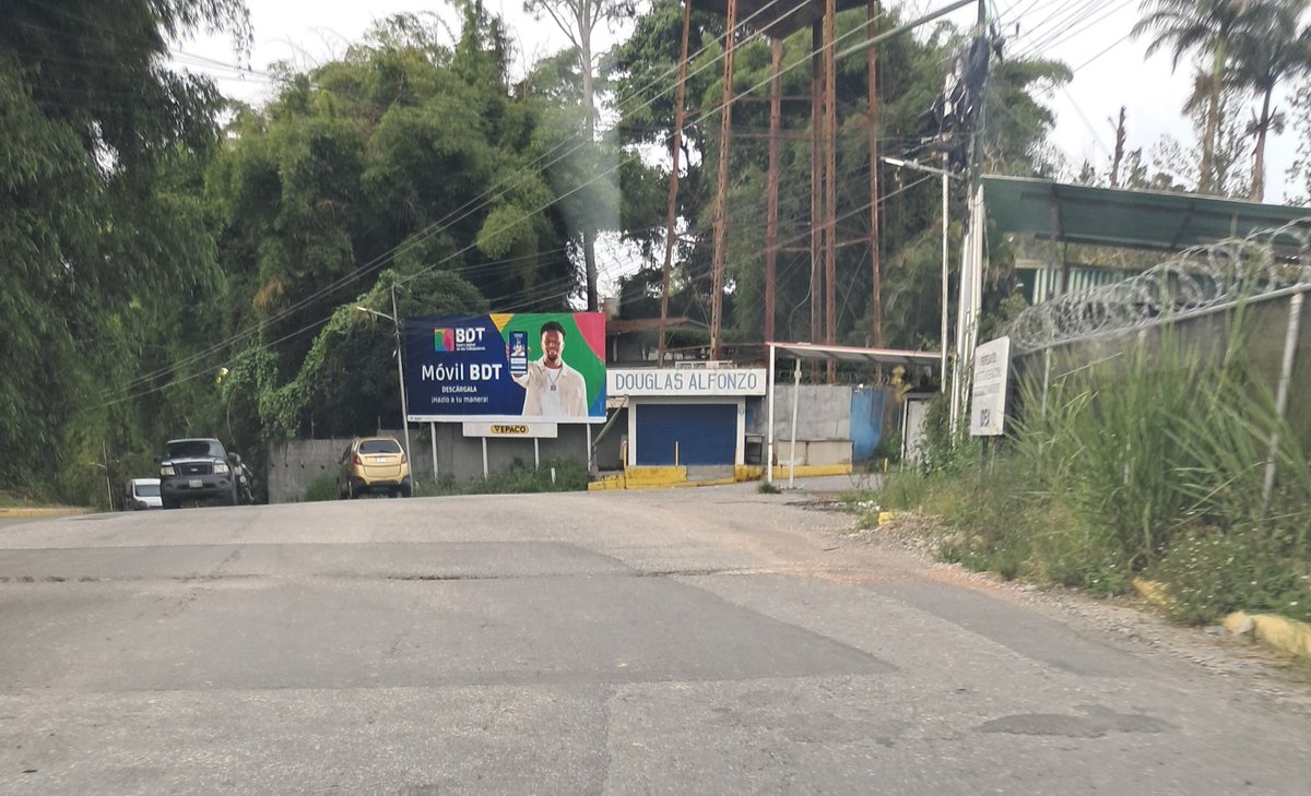 leomoron's tweet photo. @AlcaldiaBaruta  Buenos dias. Reportando que se volvió a abrir la sanja que atraviesa toda el ancho de la vía en la carretera #Baruta- Hoyo de La Puerta a la altura de IDEA https://t.co/pVQJeDNgEB