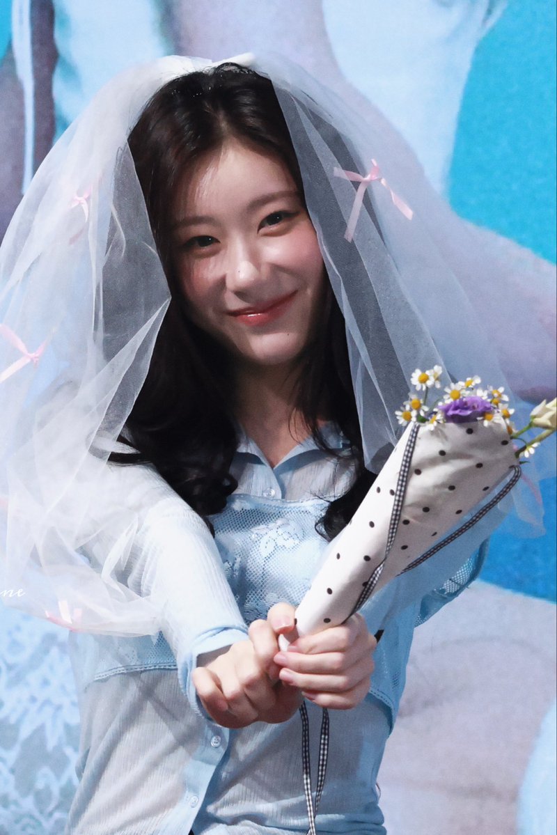 katherinechaer's tweet photo. 👰

#ITZY #있지 #채령 
#CHAERYEONG #チェリョン https://t.co/Y5JafHay83