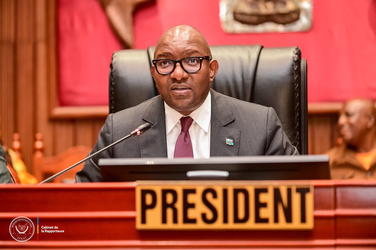 senatrdc's tweet photo. Le Sénat a adopté à l'unanimité, le vendredi 24 juillet,  la loi sur les marchés boursiers. Ce qui marque un tournant historique pour l'économie congolaise. 
Ce projet de loi, porté par le ministre des Finances Doudou Fwamba, crée le cadre juridique indispensable à la naissance de la Bourse de Kinshasa.
Les grandes innovations de cette loi sont, entre autres: La création de l'Autorité des marchés financiers (AMF) pour superviser le marché; la naissance de deux bourses distinctes, à savoir: La bourse des valeurs mobilières et la bourse des marchandises.
La troisième innovation apportée par cette loi se décline en termes de financement direct, dans la mesure où la nouvelle loi offre aux PME et aux grandes entreprises, l'opportunité de lever des capitaux sans passer par les banques.
En ce qui concerne le secteur minier et agricole, la loi votée vendredi au Sénat, Intégre la traçabilité des titres miniers et la valorisation des produits agricoles.
L'impact attendu pour le pays est, premièrement : La mobilisation de l'épargne. Dorénavant,  l'épargne locale sera canalisée vers des investissements productifs.
Deuxièmement, l' Indépendance économique traduite par la  réduction de la dépendance financière de la RDC envers.
Le troisième impact attendu, non des moindres, concerne la sécurité des fonds: Assurer une protection stricte contre les délits d'initiés et la manipulation des marchés.
"Avec cette loi, la RDC se dote, enfin, d'outils pour entrer dans la modernité financière, C'est un pas décisif vers la diversification de notre économie", s'est réjoui dans sa conclusion, le speaker du Sénat Jean-Michel Sama Lukonde.
Toutefois, ce texte solide, enrichi par la commission ECOFIN, est désormais transmis à la commission mixte paritaire Assemblée nationale-Sénat pour harmonisation finale avant sa promulgation par le Chef de l'État.
