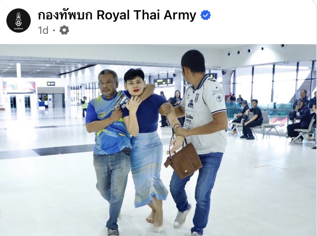 Thaireactionvid's tweet photo. มองเสื้อ มองสีปาก มองทรงผม มองสีผิว มองกระโปรงผ้า มองทรงผม มองชื่อเพจ https://t.co/zGQPIsTWjX