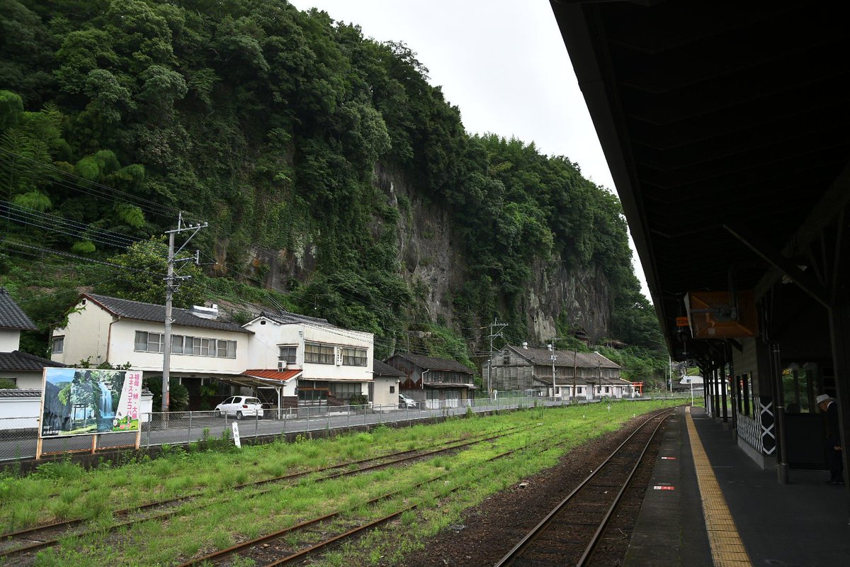 since_20120303's tweet photo. 2026年7月8日
終点の豊後竹田で下車
ホームから崖の方に目をやると滝が見える事で有名だがこの日は流れていなかった
落門の滝と言うらしい

城を模した駅舎が景観に合っていてとても良い雰囲気
この旅の目的地の一つである岡城跡へと向かいます https://t.co/Z92RMIRYVv