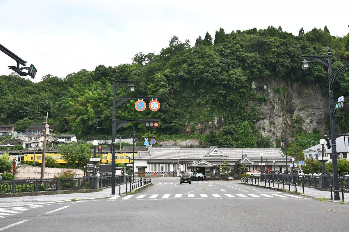 since_20120303's tweet photo. 2026年7月8日
終点の豊後竹田で下車
ホームから崖の方に目をやると滝が見える事で有名だがこの日は流れていなかった
落門の滝と言うらしい

城を模した駅舎が景観に合っていてとても良い雰囲気
この旅の目的地の一つである岡城跡へと向かいます https://t.co/Z92RMIRYVv