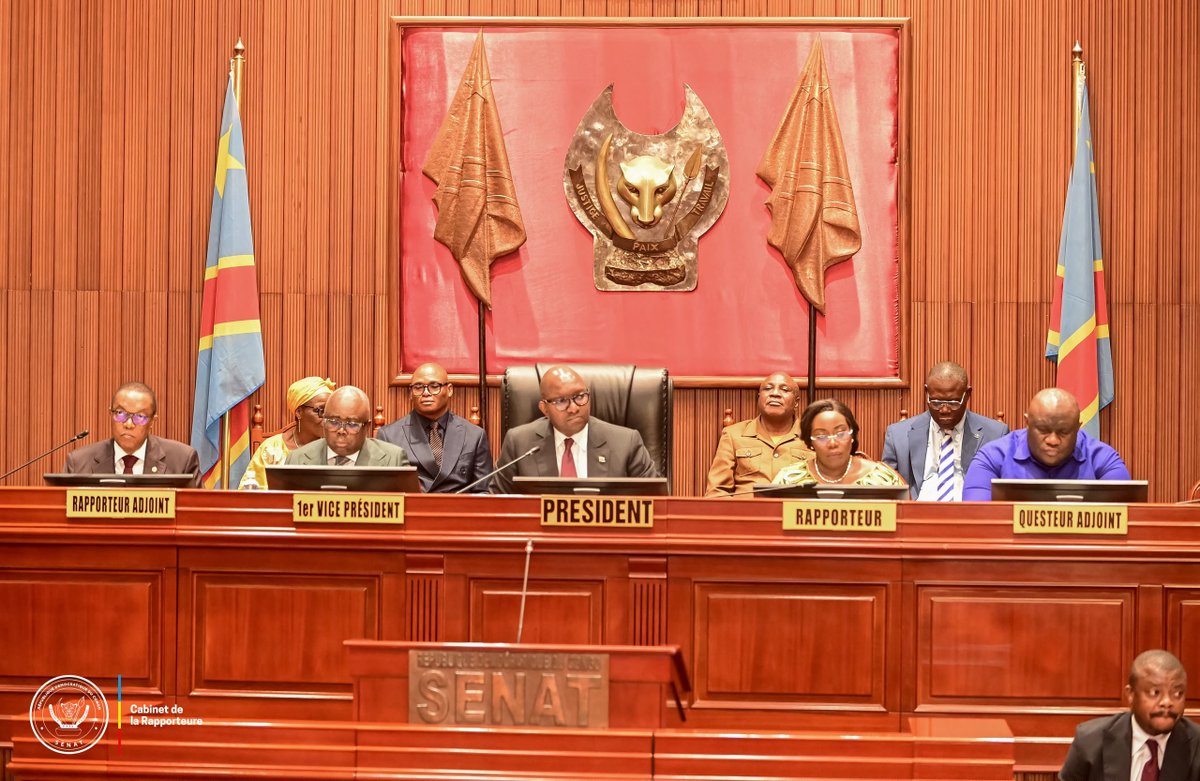 senatrdc's tweet photo. Le Sénat a adopté à l'unanimité, le vendredi 24 juillet,  la loi sur les marchés boursiers. Ce qui marque un tournant historique pour l'économie congolaise. 
Ce projet de loi, porté par le ministre des Finances Doudou Fwamba, crée le cadre juridique indispensable à la naissance de la Bourse de Kinshasa.
Les grandes innovations de cette loi sont, entre autres: La création de l'Autorité des marchés financiers (AMF) pour superviser le marché; la naissance de deux bourses distinctes, à savoir: La bourse des valeurs mobilières et la bourse des marchandises.
La troisième innovation apportée par cette loi se décline en termes de financement direct, dans la mesure où la nouvelle loi offre aux PME et aux grandes entreprises, l'opportunité de lever des capitaux sans passer par les banques.
En ce qui concerne le secteur minier et agricole, la loi votée vendredi au Sénat, Intégre la traçabilité des titres miniers et la valorisation des produits agricoles.
L'impact attendu pour le pays est, premièrement : La mobilisation de l'épargne. Dorénavant,  l'épargne locale sera canalisée vers des investissements productifs.
Deuxièmement, l' Indépendance économique traduite par la  réduction de la dépendance financière de la RDC envers.
Le troisième impact attendu, non des moindres, concerne la sécurité des fonds: Assurer une protection stricte contre les délits d'initiés et la manipulation des marchés.
"Avec cette loi, la RDC se dote, enfin, d'outils pour entrer dans la modernité financière, C'est un pas décisif vers la diversification de notre économie", s'est réjoui dans sa conclusion, le speaker du Sénat Jean-Michel Sama Lukonde.
Toutefois, ce texte solide, enrichi par la commission ECOFIN, est désormais transmis à la commission mixte paritaire Assemblée nationale-Sénat pour harmonisation finale avant sa promulgation par le Chef de l'État.
