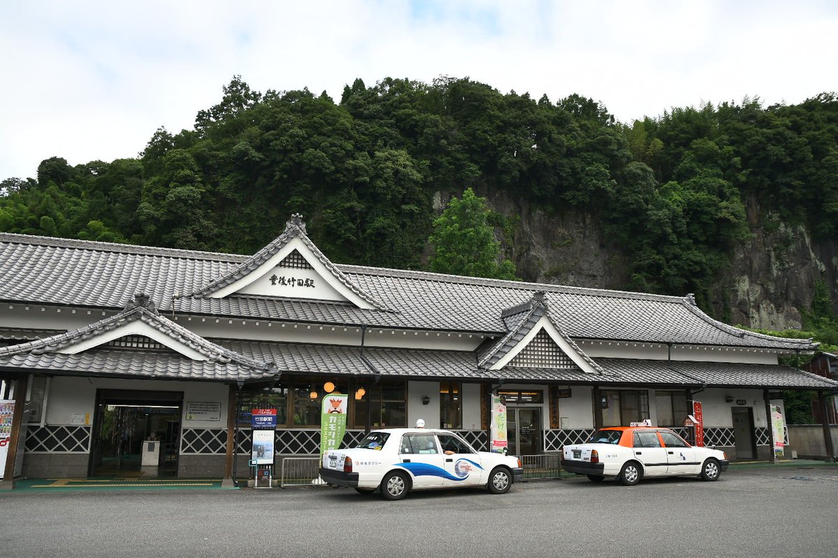 since_20120303's tweet photo. 2026年7月8日
終点の豊後竹田で下車
ホームから崖の方に目をやると滝が見える事で有名だがこの日は流れていなかった
落門の滝と言うらしい

城を模した駅舎が景観に合っていてとても良い雰囲気
この旅の目的地の一つである岡城跡へと向かいます https://t.co/Z92RMIRYVv