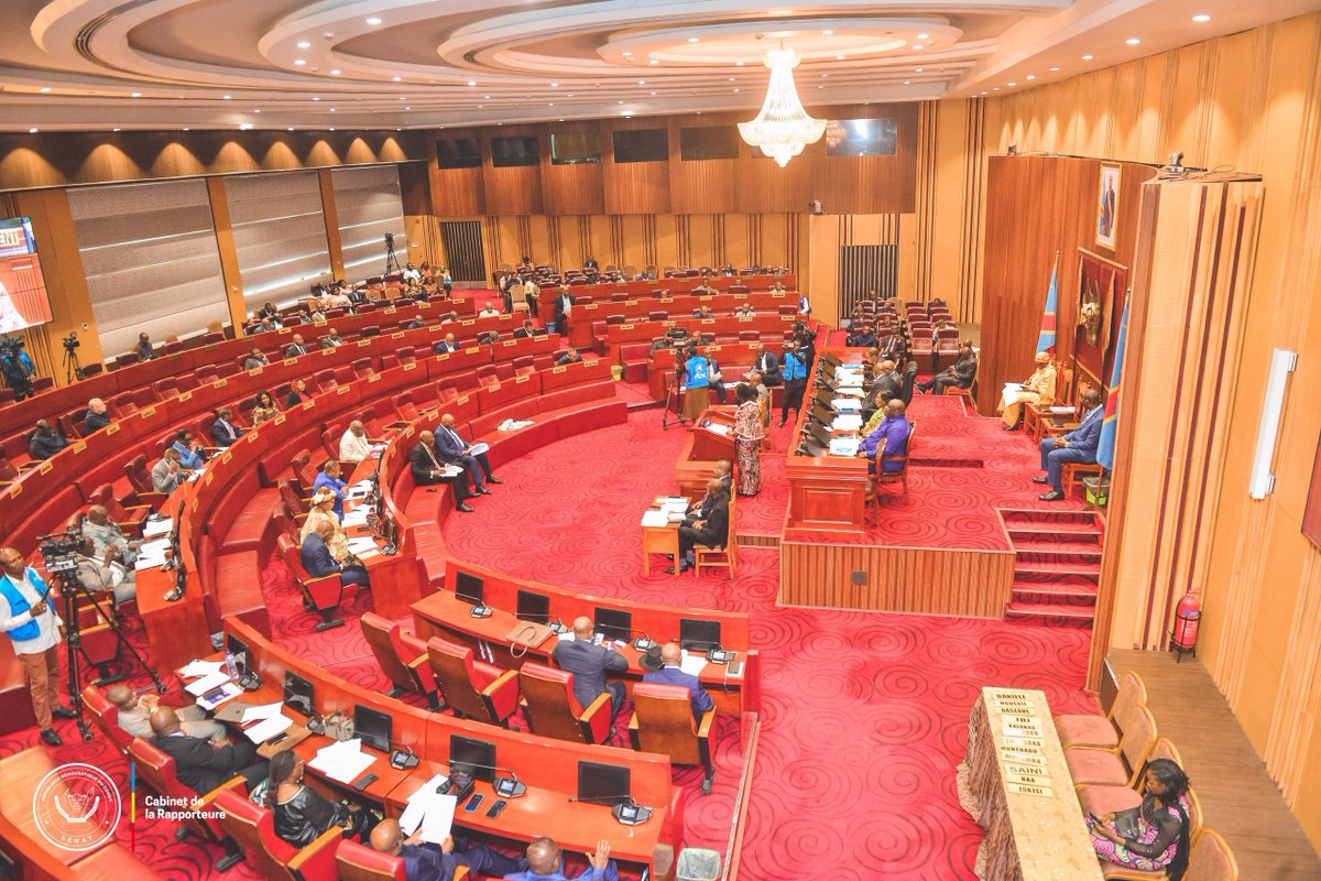 senatrdc's tweet photo. Le Sénat a adopté à l'unanimité, le vendredi 24 juillet,  la loi sur les marchés boursiers. Ce qui marque un tournant historique pour l'économie congolaise. 
Ce projet de loi, porté par le ministre des Finances Doudou Fwamba, crée le cadre juridique indispensable à la naissance de la Bourse de Kinshasa.
Les grandes innovations de cette loi sont, entre autres: La création de l'Autorité des marchés financiers (AMF) pour superviser le marché; la naissance de deux bourses distinctes, à savoir: La bourse des valeurs mobilières et la bourse des marchandises.
La troisième innovation apportée par cette loi se décline en termes de financement direct, dans la mesure où la nouvelle loi offre aux PME et aux grandes entreprises, l'opportunité de lever des capitaux sans passer par les banques.
En ce qui concerne le secteur minier et agricole, la loi votée vendredi au Sénat, Intégre la traçabilité des titres miniers et la valorisation des produits agricoles.
L'impact attendu pour le pays est, premièrement : La mobilisation de l'épargne. Dorénavant,  l'épargne locale sera canalisée vers des investissements productifs.
Deuxièmement, l' Indépendance économique traduite par la  réduction de la dépendance financière de la RDC envers.
Le troisième impact attendu, non des moindres, concerne la sécurité des fonds: Assurer une protection stricte contre les délits d'initiés et la manipulation des marchés.
"Avec cette loi, la RDC se dote, enfin, d'outils pour entrer dans la modernité financière, C'est un pas décisif vers la diversification de notre économie", s'est réjoui dans sa conclusion, le speaker du Sénat Jean-Michel Sama Lukonde.
Toutefois, ce texte solide, enrichi par la commission ECOFIN, est désormais transmis à la commission mixte paritaire Assemblée nationale-Sénat pour harmonisation finale avant sa promulgation par le Chef de l'État.