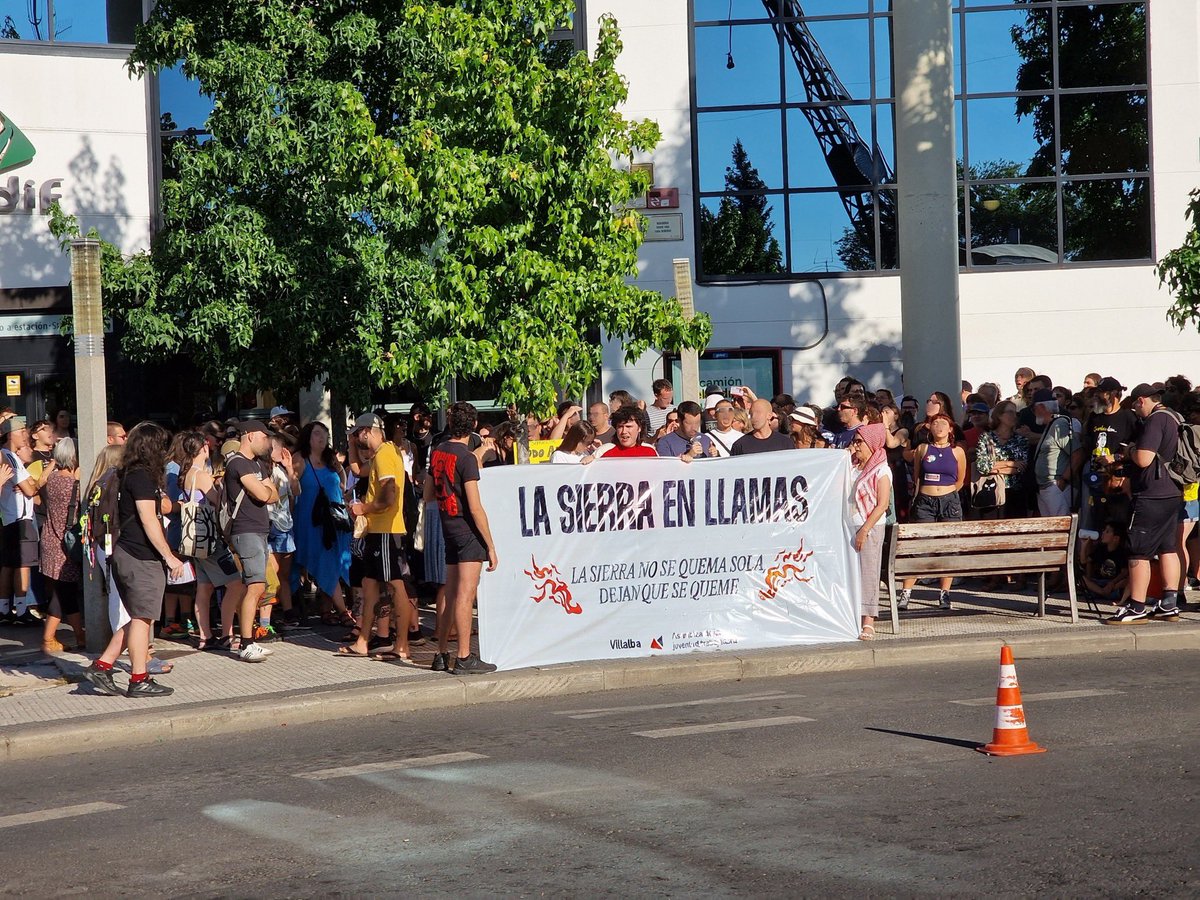 CJS_Madrid's tweet photo. 🔴 La sierra arde y hay culpables

En la concentración de ayer estuvimos señalando las causas y culpables de los recientes incendios.

Hagamos frente a la política criminal de Ayuso.

Solidaridad de clase con los bomberos forestales. https://t.co/K5tD83k4f4