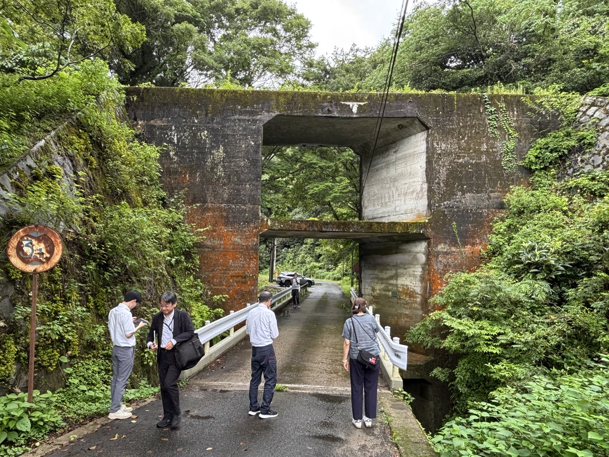 moritaippai's tweet photo. 旧JR三江線の誇る土木遺産『目の字ラーメン橋』に、専門の方々を案内しました！みなさん興味津々のご様子でした！

目の字ラーメン橋＝志谷川橋梁は、因原ー鹿賀間にかかる橋です！ https://t.co/Yov72ivVGW