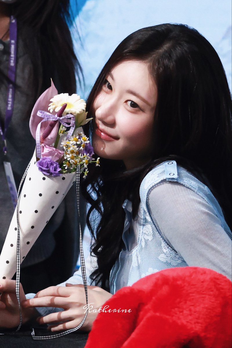 katherinechaer's tweet photo. 🌸

#ITZY #있지 #채령 
#CHAERYEONG #チェリョン https://t.co/Ktp4cTbEcL