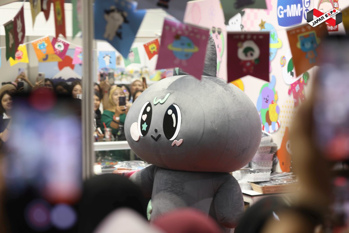 JAPANEXPO_MLY's tweet photo. 💚🩶 #JapanExpoMalaysia2026xGMMTV
So much love for METAA ! 

Fans gathered to meet GMMTV’s beloved mascot, sharing smiles and unforgettable moments. Thank you for the warm welcome!✨

#JapanExpoMalaysia2026xGMMTV
 #GYUCREATIVE #siamconnection #METAA https://t.co/3BaPNbHnHq