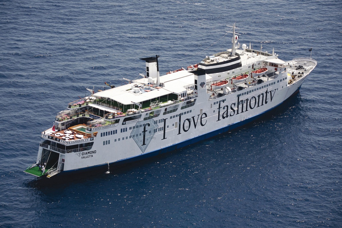 jol_vil's tweet photo. FashionTV d'Adam LISOWSKI, domicilié au 22 av. Foch comme J. EPSTEIN, c’était un énorme Yacht de 140m, capacité 1000 personnes, 200 cabines, piscine, casino, restaurants, boite de nuit qui déversait des dizaines de jeunes filles dans les boites de la côte.
https://t.co/KFFeWwKDkc https://t.co/SLI2BAZhLl