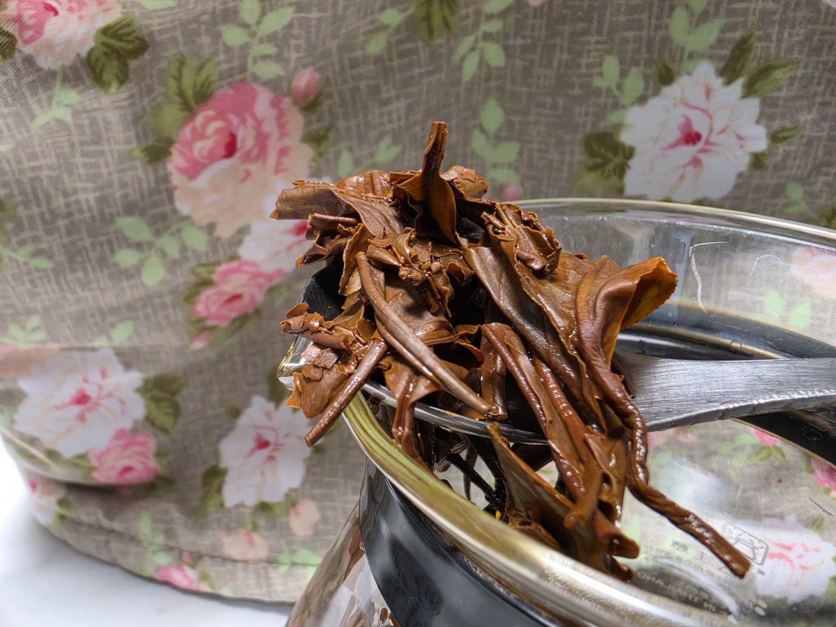 CafeMembership's tweet photo. 本日の紅茶は花蓮鶴岡紅茶紅玉種です！　
淹れた時、飲んだ時に感じるメンソール様と花香、果実を思わせる香りがする紅玉種の特徴がはっきりとわかる逸品です！
茶殻を見るととても大きいのも特徴ですね♫
CafeMembership は22時〜♩ https://t.co/YFzAW9UQZw