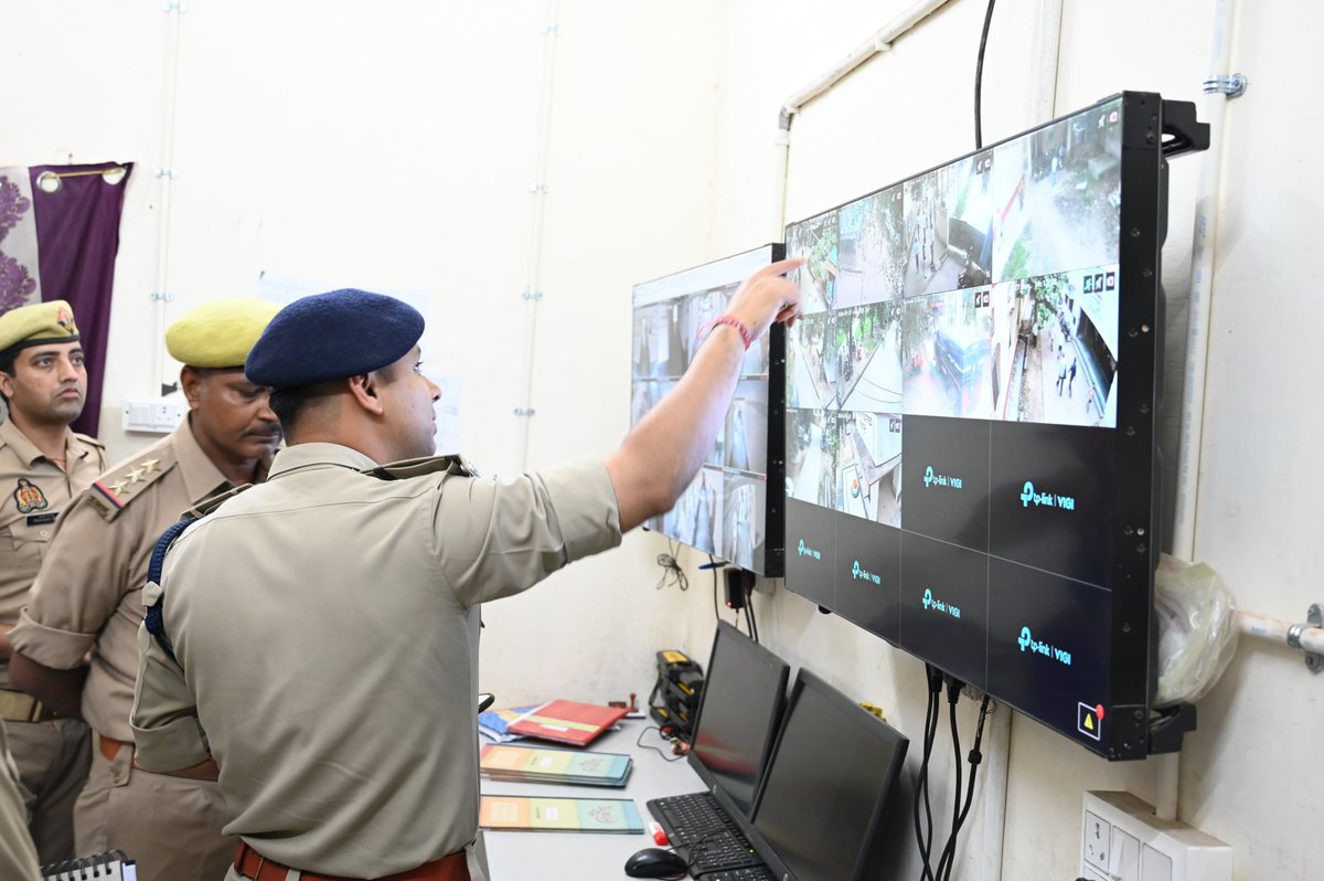 fatehpurpolice's tweet photo. #Spfhr द्वारा जनपद फतेहपुर स्थित दीवानी न्यायालय परिसर का निरीक्षण कर सुरक्षा व्यवस्था का जायजा लिया गया। निरीक्षण के दौरान पुलिस अधीक्षक महोदय द्वारा सीसीटीवी कंट्रोल रूम का निरीक्षण कर कैमरों की कार्यशीलता एवं निगरानी व्यवस्था का परीक्षण किया गया तथा सभी कैमरों को सदैव सक्रिय रखते हुए प्रभावी मॉनिटरिंग सुनिश्चित करने के निर्देश दिए गए। इसके उपरांत बंदी गृह एवं न्यायालय परिसर की सुरक्षा व्यवस्थाओं का निरीक्षण कर बंदियों की अभिरक्षा एवं सुरक्षा प्रबंधों का अवलोकन किया गया। पुलिस अधीक्षक महोदय द्वारा न्यायालय सुरक्षा में तैनात गार्द एवं पुलिस बल को पूर्ण सतर्कता एवं मुस्तैदी के साथ ड्यूटी करने, संदिग्ध व्यक्तियों एवं वस्तुओं पर विशेष निगरानी रखने तथा न्यायालय परिसर में आने वाले वादकारियों एवं आमजन के साथ शालीन एवं संवेदनशील व्यवहार करने के निर्देश दिए गए। साथ ही न्यायालय परिसर की समस्त सुरक्षा व्यवस्था को और अधिक सुदृढ़ एवं प्रभावी बनाए रखने हेतु आवश्यक दिशा-निर्देश प्रदान किए गए। 
#UPPolice
