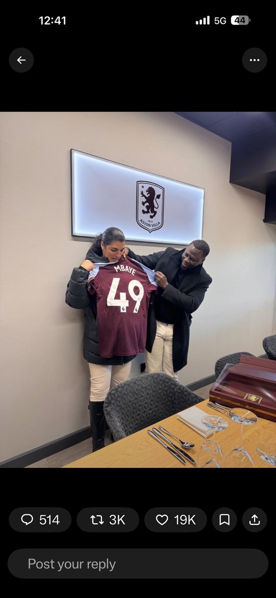 91d4navfc's tweet photo. @TEAMtalk @GraemeBailey lol have you not seen the photo he was signing for Villa at the start of the window it’s his new agent Mendez that changed it so it would seem he is going to Chelsea maybe as we got garnacho https://t.co/jxym78MFVK