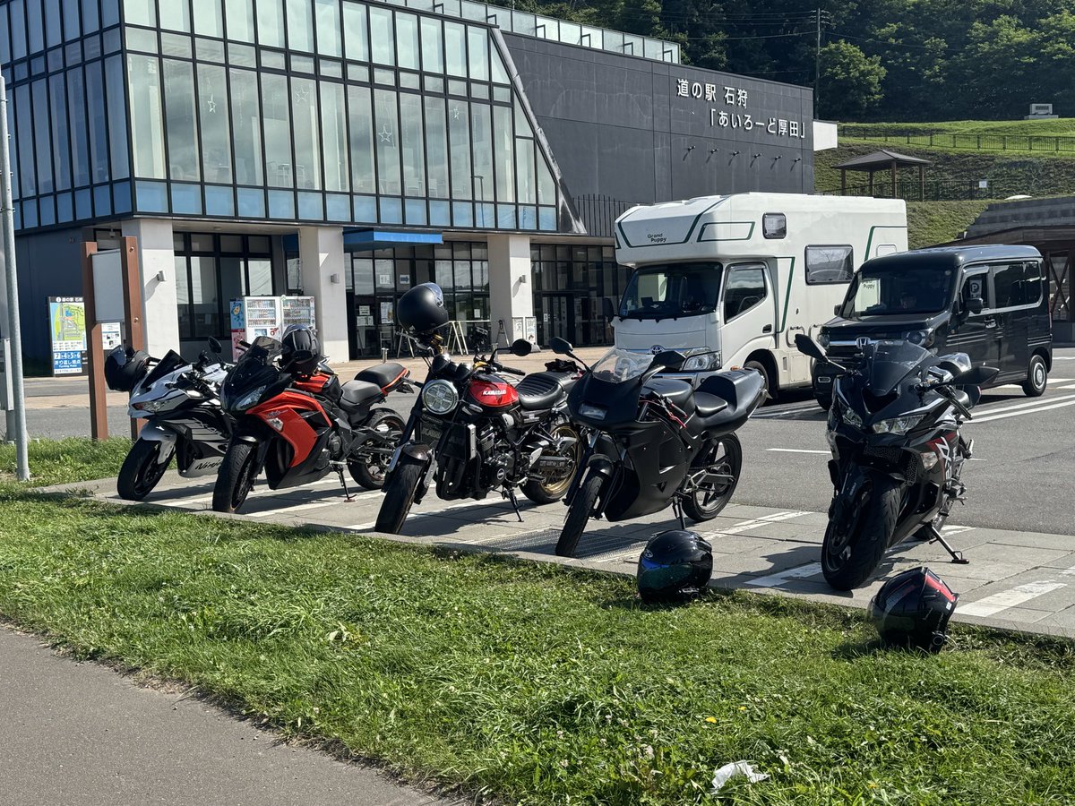 tak088_CBR's tweet photo. 久しぶりにツーリング!!
5台集まると楽しい(*☻-☻*)
あれ?俺のバイクが2台あるな??
友達に貸しましたw
楽しかったです。また行きたいなー。
#z900rs
#ns1
#ツーリング
#大型バイク
#50cc
#ニンジャ
#4r
#25r https://t.co/7jad2WBUcv