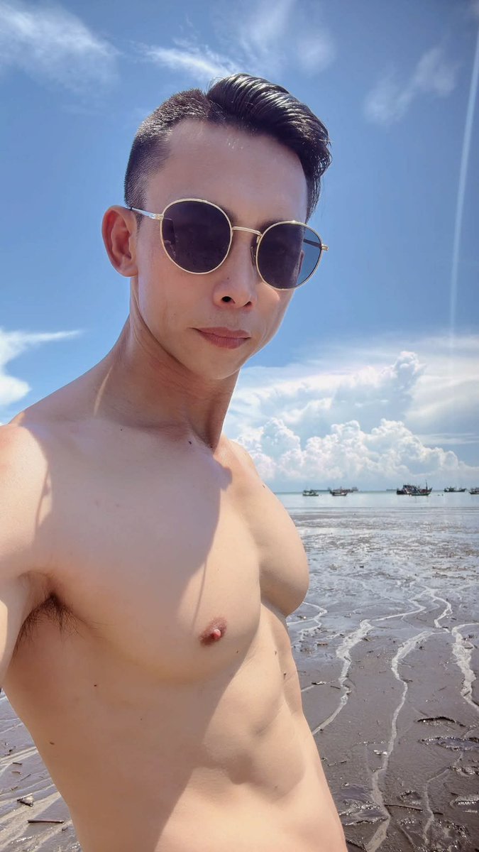 Longdesaint's tweet photo. Nhìn mặt biết đang nắng con cực rồi 😔 #saigon #gymer https://t.co/KrYlTOMVgk
