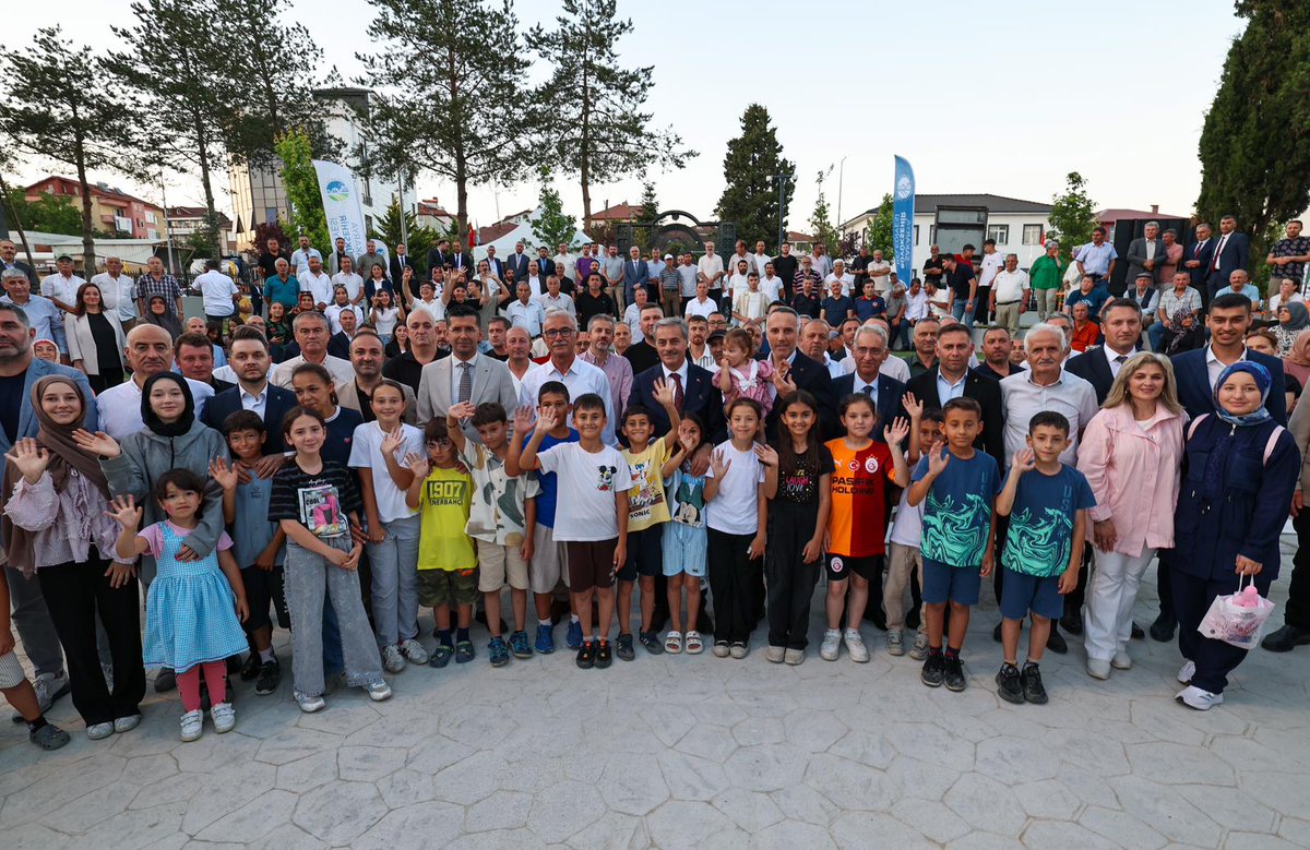 sbYusufAlemdar's tweet photo. Kaynarca'ya SGM ⚡️

Kaynarca’mızda kısa süre içerisinde hizmete aldığımız Aziz Duran Parkı’nın hemen yanında Sosyal Gelişim Merkezi ve park için de sosyal tesis olacak bir proje kazandıracağımızı ifade etmiştik.

İlçe belediyemizden arsa tahsisini meclis toplantımızda gerçekleştirdik ve proje hazırlıklarımızı başlattık ✅

Fen İşleri Dairesi Başkanlığımıza bağlı mimar arkadaşlarımız proje çizimlerine başladı. İnşallah en güzel çalışmayı ortaya koyacağız.

Bu merkez çocuklarımız, gençlerimiz, engelli kardeşlerimiz için eğitim ve atölyelere, ailelerimize yönelik buluşmalara ev sahipliği yapabilecek.

Kaynarca’mıza hayırlı olsun. ✨