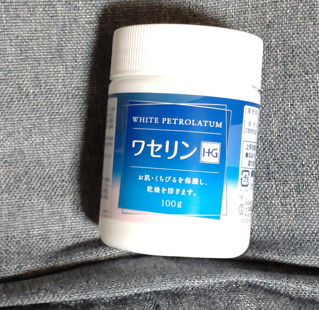 RythemRemix's tweet photo. リップクリームでは一向に治らなかった唇のひび割れ、AIに勧められて純度の高いワセリン（ワセリンHG）に切り替えたら一発で治りかけてる！ 余計な成分や刺激物が入っていないから余計な炎症が起きず、完璧に油膜で保護してくれるかららしい。 https://t.co/C2QpIulGXp