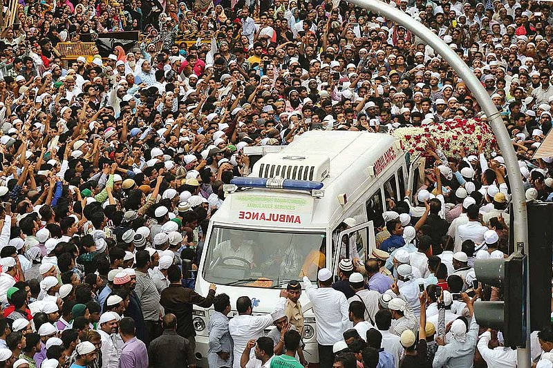 Hinknightss's tweet photo. In 1993, 12 bombs supplied by Dawood Ibrahim exploded in Mumbai killing 257 and injuring 1,408, Dawood escaped but his accomplice Yakub Memon was caught and sentenced to death for aiding the terror plot.

These were the scenes from his funeral in Mumbai. https://t.co/ptaHgUOheV