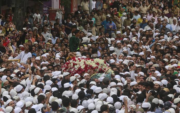 Hinknightss's tweet photo. In 1993, 12 bombs supplied by Dawood Ibrahim exploded in Mumbai killing 257 and injuring 1,408, Dawood escaped but his accomplice Yakub Memon was caught and sentenced to death for aiding the terror plot.

These were the scenes from his funeral in Mumbai. https://t.co/ptaHgUOheV