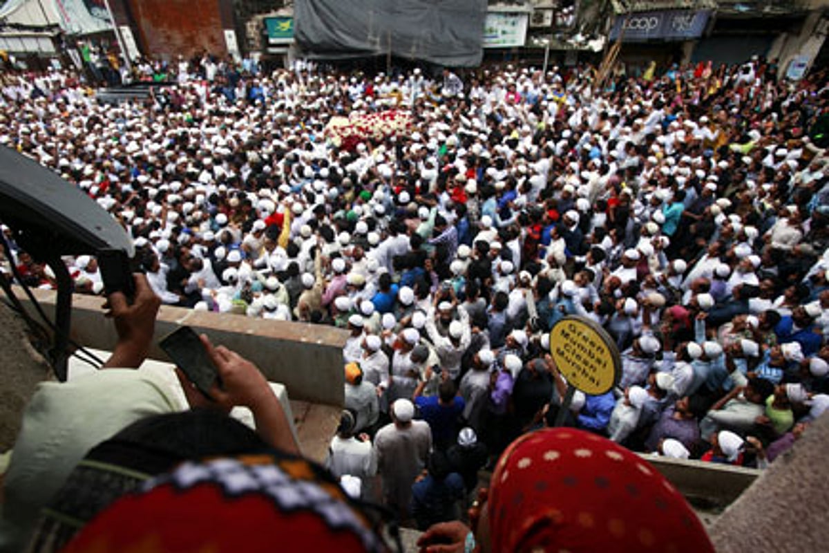 Hinknightss's tweet photo. In 1993, 12 bombs supplied by Dawood Ibrahim exploded in Mumbai killing 257 and injuring 1,408, Dawood escaped but his accomplice Yakub Memon was caught and sentenced to death for aiding the terror plot.

These were the scenes from his funeral in Mumbai. https://t.co/ptaHgUOheV
