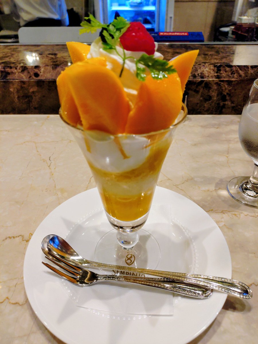 giglio6's tweet photo. マンゴーパフェも食べました。美味しいマンゴーって舌触りが全然違うね…… https://t.co/ePZCkqwJo5