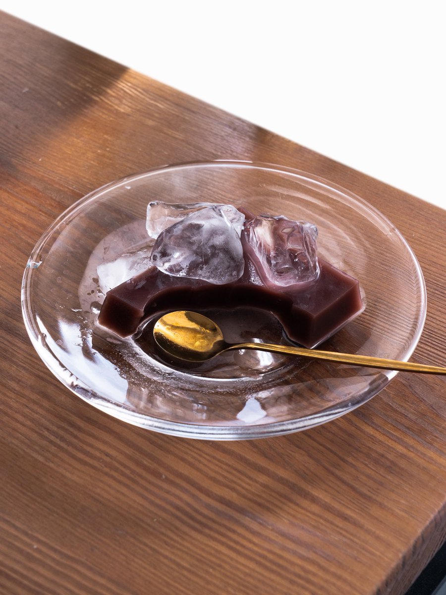pubusuke's tweet photo. 水ようかんは、乗せた氷が溶けてきたくらいで食べると冷たくてするする食べられるからこの食べ方が一番おいしい
夏の楽しみ https://t.co/eiCjylZnUP