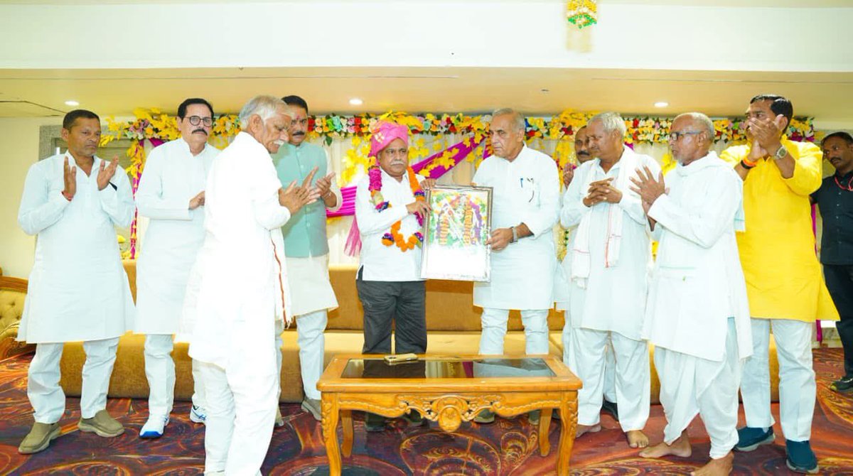 rawat_ramniwas's tweet photo. दतिया विधानसभा उपचुनाव-2026 के जनसंपर्क के दौरान आज मोटेल रिसोर्ट में @BJP4MP प्रदेश अध्यक्ष श्री @Hkhandelwal1964 जी के साथ रावत समाज के प्रबुद्धजनों के साथ संवाद कर भाजपा प्रत्याशी श्री @Ashutosh4BJP जी के पक्ष में अधिक से अधिक मतदान कराने की अपील की।
#DatiaWithBjp https://t.co/ZMurRWKjVt