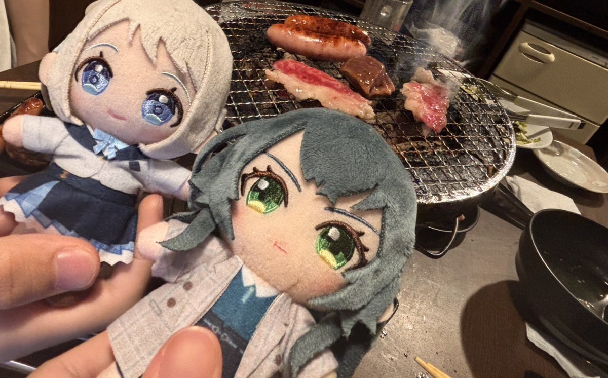 MTN_27s's tweet photo. 食べる前からなんだか満足してそうな表情の手毬（とリーリヤ） https://t.co/AjaOohLoM8
