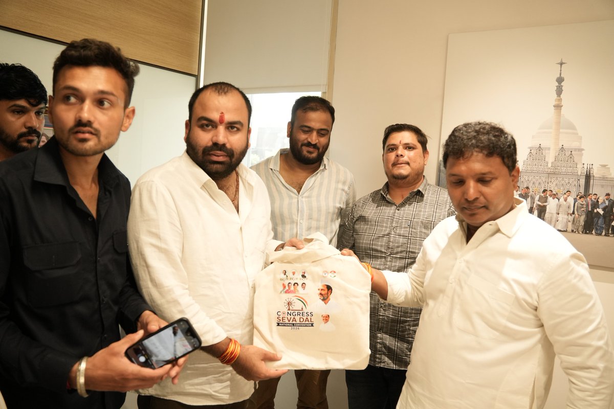 ManjulTripathi_'s tweet photo. आज दिल्ली में कांग्रेस सेवादल के राष्ट्रीय अध्यक्ष बड़े भाई आदरणीय श्री बी.वी. श्रीनिवास जी से मध्यप्रदेश के साथियों सहित सौजन्य मुलाकात किया...
@srinivasiyc
@CongressSevadal
#BVSrinivas
#CongressSevadal
#delhi https://t.co/jC69cKBOOn