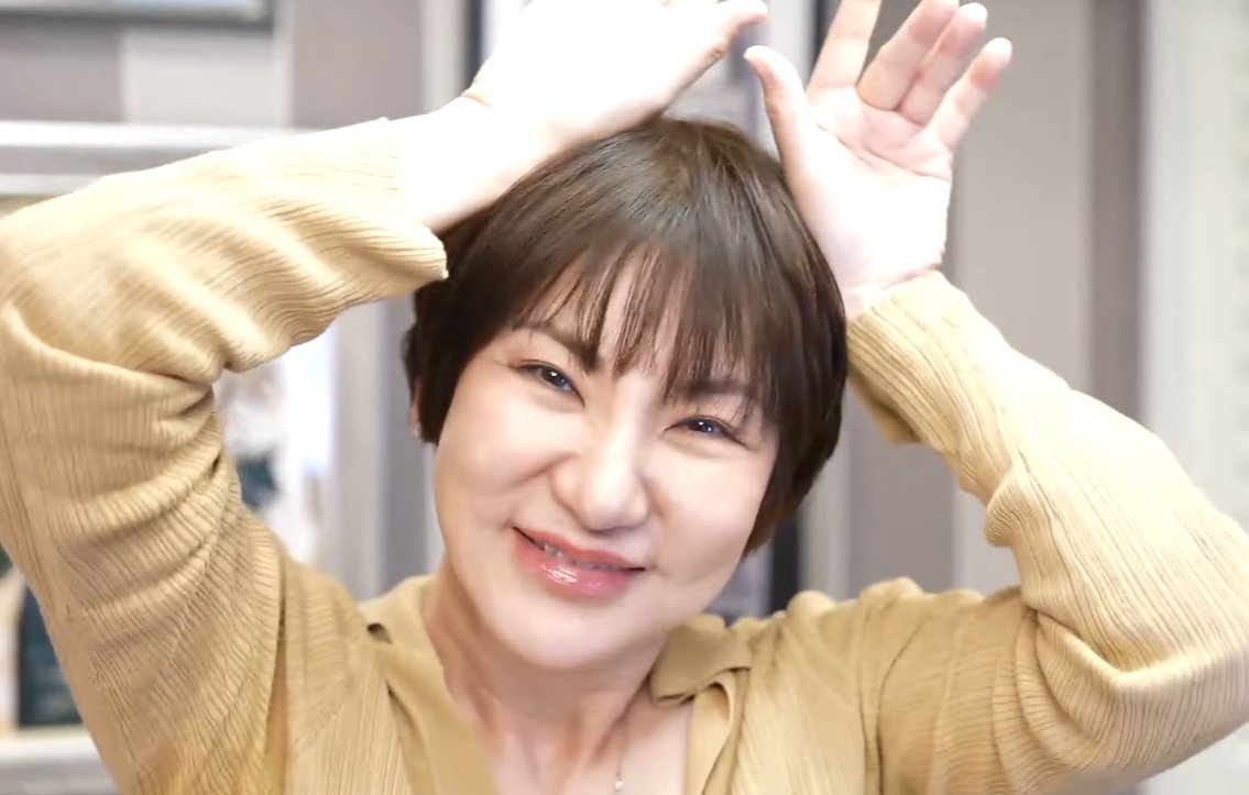 kirikiri503's tweet photo. #8月は年末 と仰る香美さん、冬も近くなってきました❄
そして #LetItFlow と #申し送り 2曲同時リリースが発表✨
申し送りの最後はちょっと意外な感じ??
次の配信でスタッフさんにやってもらう(?)鼻つまみ謎ダンスも面白かった🤣
#広瀬香美放送局 #広瀬香美 #ロイスダール
https://t.co/KlHFc6M5M1 https://t.co/x107re0I8d