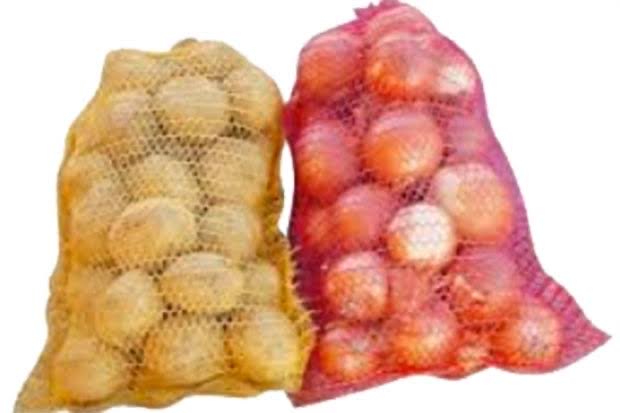 tts81030370's tweet photo. Gördünüz mü bilmem? 🥸
Bir markette soğan, patates üç kuruş ucuzladı diye duyan halk markette izdihama yol açmış. İnsanlar bir torba alabilmek için birbirlerini eziyor. 
Keşkek ortasında antrikot filan değil, bildiğin ata gıdası patates soğan be ya!😆🤣🤣

#GÜNÜNHaberi https://t.co/q1Nrygy4UF