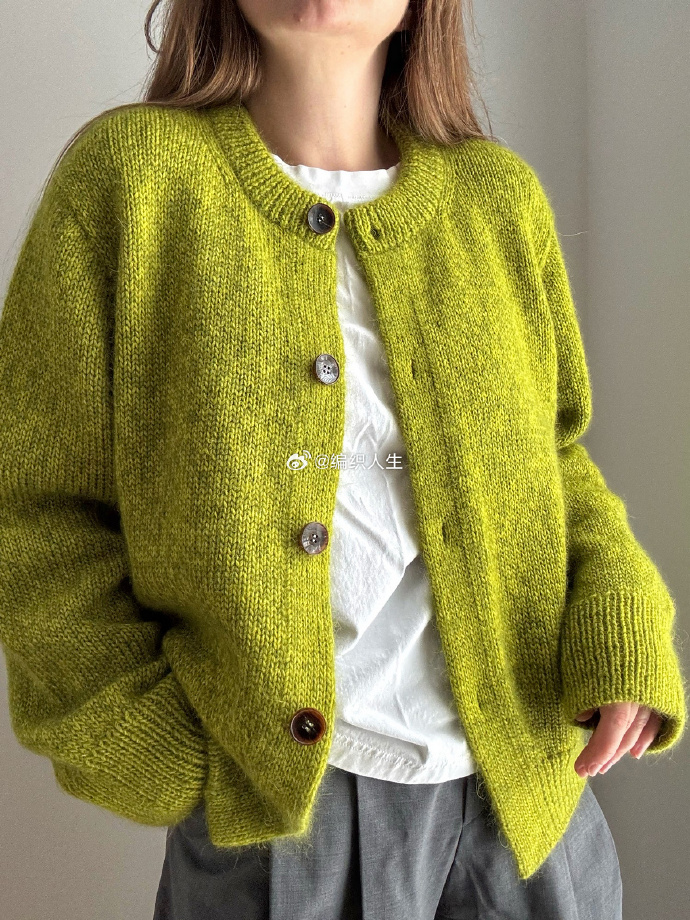 shelly61vu5's tweet photo. [Just finished this cute thrifted sweater refashion! Turned an oversized knit into a cropped cardigan with a few quick stitches – zero sewing machine needed, win!  #DIYCraft #Upcycle]， https://t.co/jwb8XPVdKv