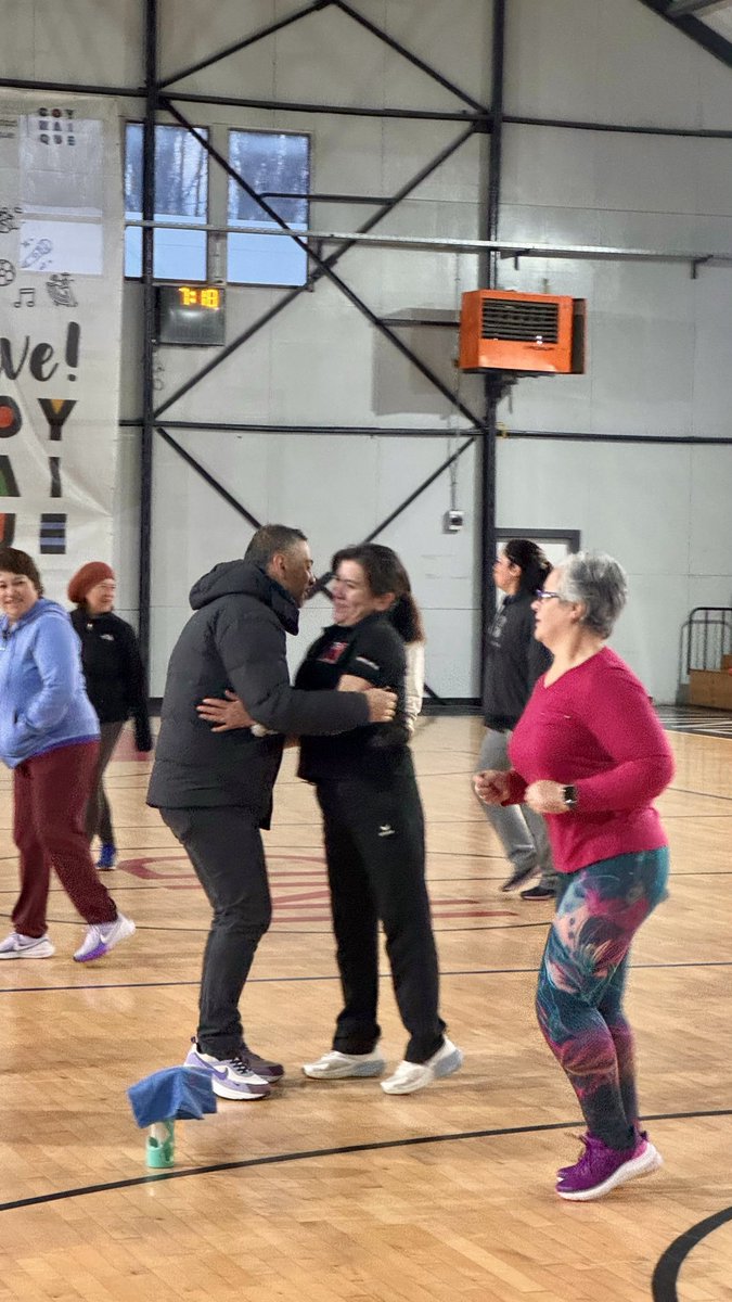 MindepAysen's tweet photo. ¡Pura energía en el Baile Entretenido! Seremi del Deporte, Jorge Ojeda, visitó a las beneficiarias de este taller gratuito (DPS) en el Gimnasio IND (Magallanes #100) 🏟️✨.¡Tú también puedes sumarte a una vida activa! 💪 Ingresa a https://t.co/X1icEkMawr, revisa toda la oferta. https://t.co/XHSwNlOx4T