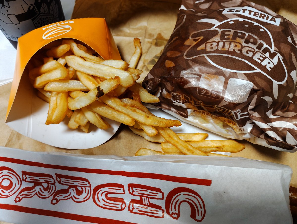 MiccaIn's tweet photo. BBQパインビーフバーガー食べたかったのに売り切れだぁ？
ぉ(´▽`)ノ🍔

絶品ビーフバーガー＆🍟＆アイスコーヒー
コーヒーゼリーシェーキ
チュロ

#ZETTERIA
🍅🍍 https://t.co/zqYRdngOkL