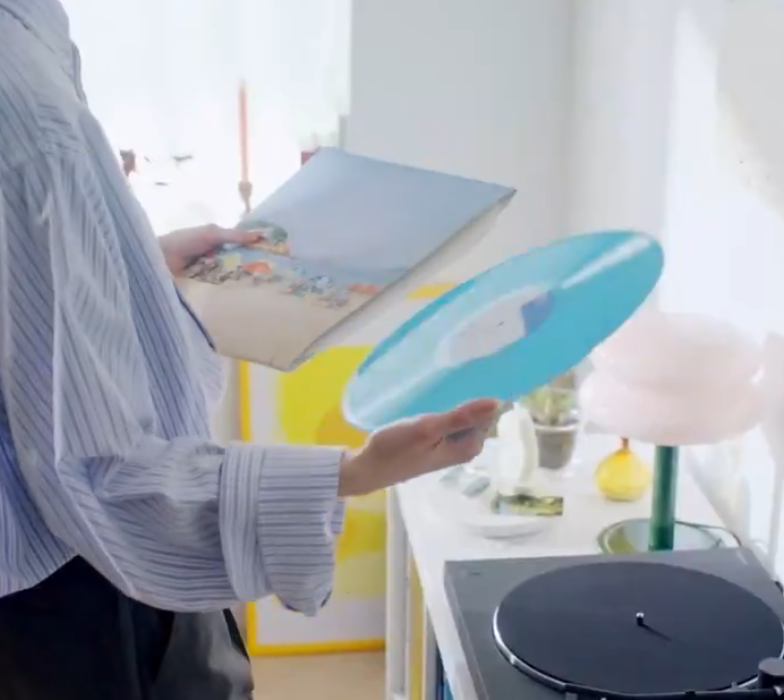 poliwa_93's tweet photo. Sony acaba de anunciar un nuevo reproductor de vinilo mientras acaba con el formato físico en videojuegos...

> Ingreso por vinilos en US (2025): $1008 millones.
> Ingreso por juegos físicos en US (2025): $1500 millones.

Se están riendo literalmente en nuestra cara. https://t.co/201MgaUGDD