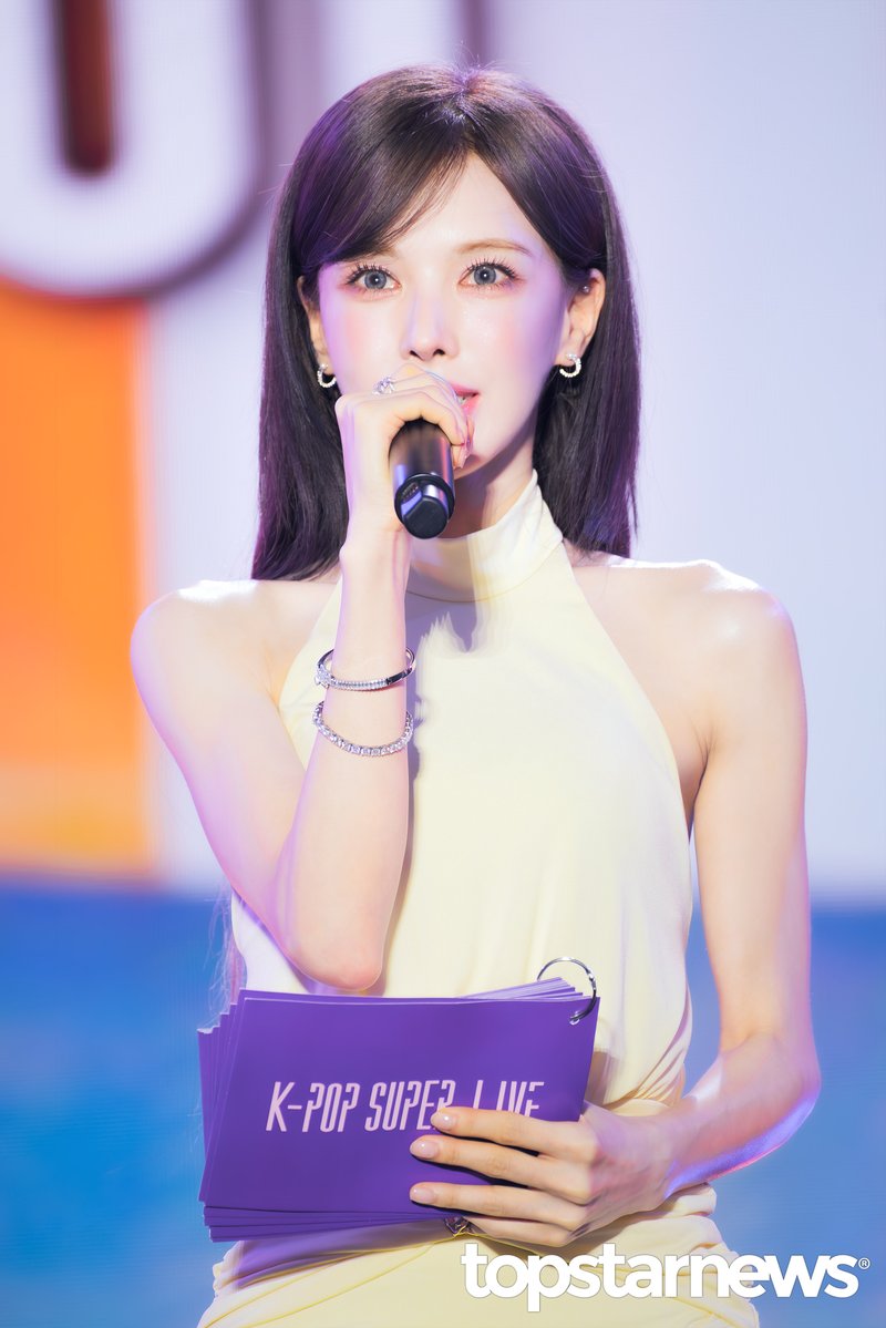 TSN_PHOTO's tweet photo. [HD포토] 레드벨벳 웬디, ‘진행도 완벽한 페스티벌 여신 비주얼’ (보령머드축제 K-POP SUPER LIVE) #웬디 #WENDY #레드벨벳 #RedVelvet #보령머드축제 #KPOPSUPERLIVE #프리뷰 https://t.co/ksppBvgeFP <- Original Photo https://t.co/DClHXBTli9