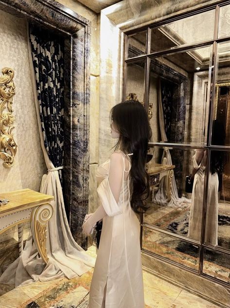 BDiomar's tweet photo. Stepping into a dream in a satin white dress, surrounded by marble and mirrors
Zzc https://t.co/piLRYlsZLC