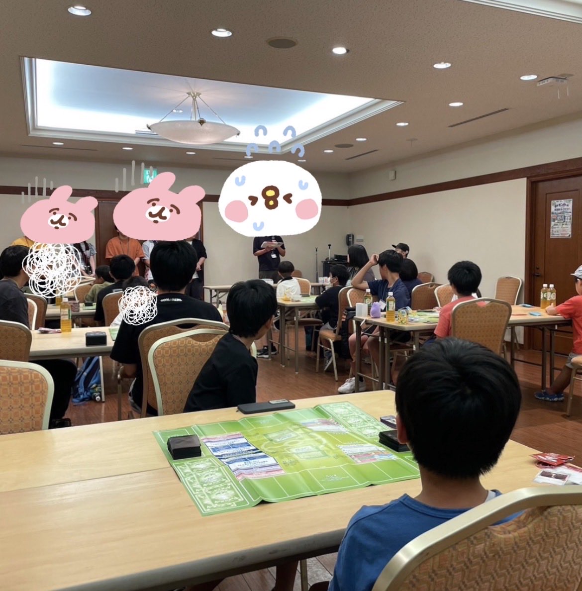 harumakipokeka's tweet photo. ポケモンカードゲーム オーガナイザーとして、初めて交流会を開催しました！

場所は、カードショップもない離島・長崎県五島市。
「遊ぶ場所が少ないなら、自分で作ろう。」
そんな思いで始めた交流会でしたが、当日はたくさんの方に参加していただき、「第2回も開催してください！」という声までいただけました😊
参加してくださった皆さん、本当にありがとうございました！

そして、事前の相談に乗ってくださった皆さん、当日は長崎から運営のお手伝いに駆けつけてくれた
ひろしくん(@shinenhippy )、
ヒラメくん(@0218numera )、
こらあさん(@O___moon___O )、
ていくくん(@teikutogo 、
サヤさん(@wsatya00f ）
本当にありがとうございました🙇‍♂️

一人では絶対に開催できなかったイベントでした。カードショップがない島だからこそ、「集まって楽しめる場所」には意味があると思っています。

これからも五島列島で、ポケカを楽しめる場所を少しずつ増やしていけたら嬉しいです！
また次回も開催したいなと思うので、よろしくお願いします！🔥

次開催する時手伝ってもいいよ！て人はぜひコメントやDMで連絡くださいー😢😢
五島の美味い飯を一緒に食べましょー❣️