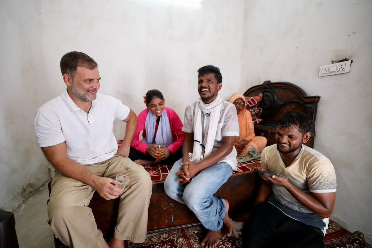 devendrayadvinc's tweet photo. इरफ़ान से मुलाक़ात हुई - दिल्ली की बस्ती का एक युवा, जिसकी सोच उसके हालात की मोहताज नहीं है।

संविधान की उसकी समझ, देश के प्रति उसका नज़रिया और सीखने की उसकी इच्छा यही बताती है कि भारत की सबसे बड़ी ताक़त उसके युवाओं में बसती है।

इरफ़ान जैसे लाखों युवा ही देश की असली उम्मीद हैं - जिज्ञासु, संवेदनशील और अपने अधिकारों और कर्तव्यों के प्रति सजग।

: नेता विपक्ष श्री @RahulGandhi जी