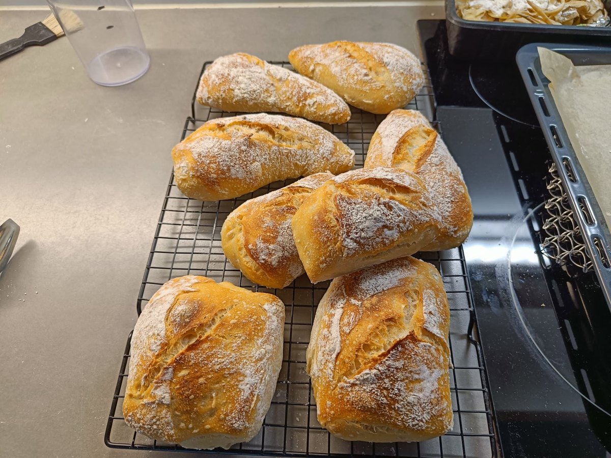HilpoJuhana's tweet photo. Barley Ciabattas
Here's the baked version of the other half of my barley dough.😊
Hydration: 80%.
The dough is cold-proofed overnight in the refrigerator at +5 to +6 °C (41–43 °F).
1/8
#sourdough #hapanjuuri #ciabatta #ohraleipä #barleybread #homebaking https://t.co/vUzttHjzgo