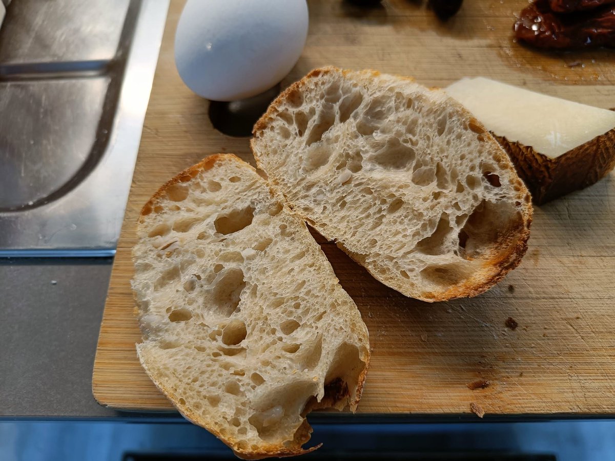 HilpoJuhana's tweet photo. Barley Ciabattas
Here's the baked version of the other half of my barley dough.😊
Hydration: 80%.
The dough is cold-proofed overnight in the refrigerator at +5 to +6 °C (41–43 °F).
1/8
#sourdough #hapanjuuri #ciabatta #ohraleipä #barleybread #homebaking https://t.co/vUzttHjzgo