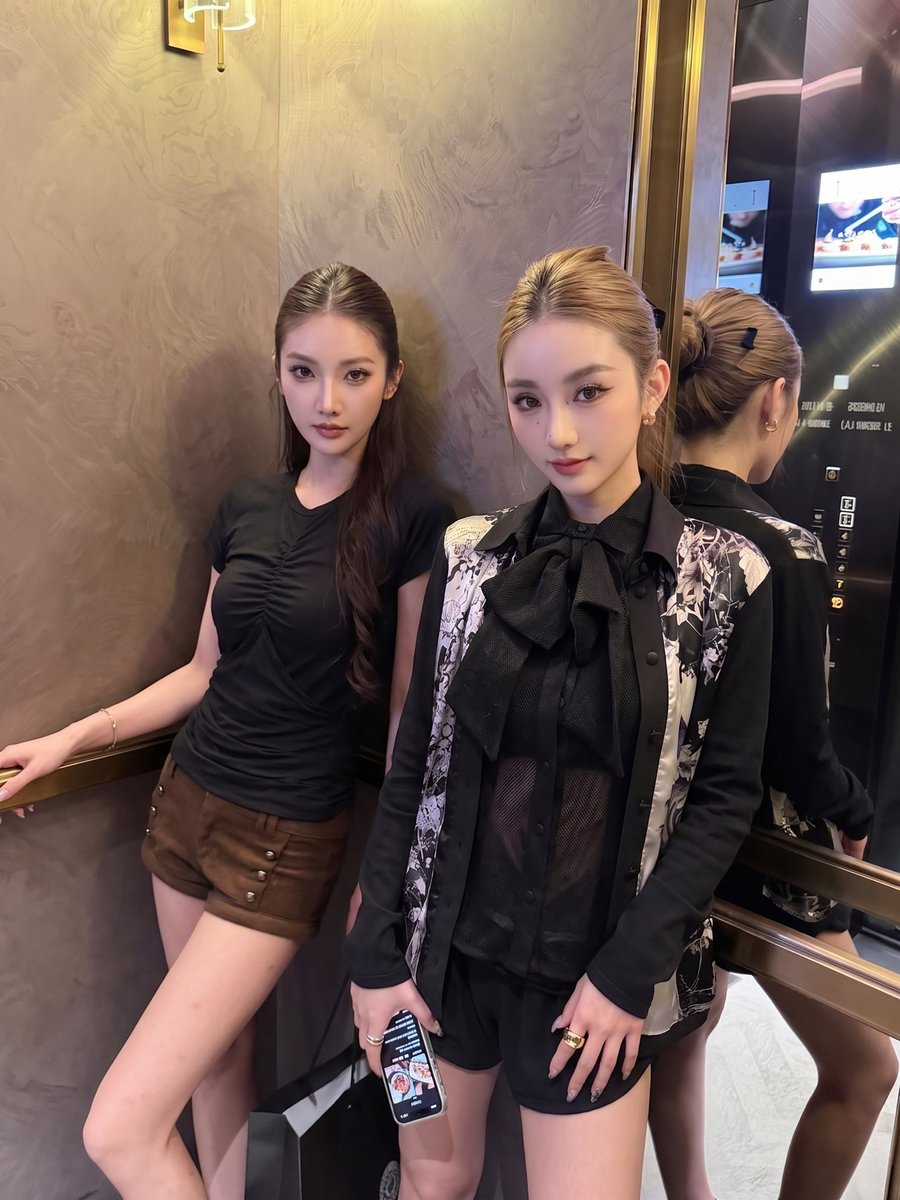 snookermaster's tweet photo. 别光顾着看腿，出个题：我们姐妹俩，谁的腿更适合配大红色的美甲？ https://t.co/aNXNHhbx1a