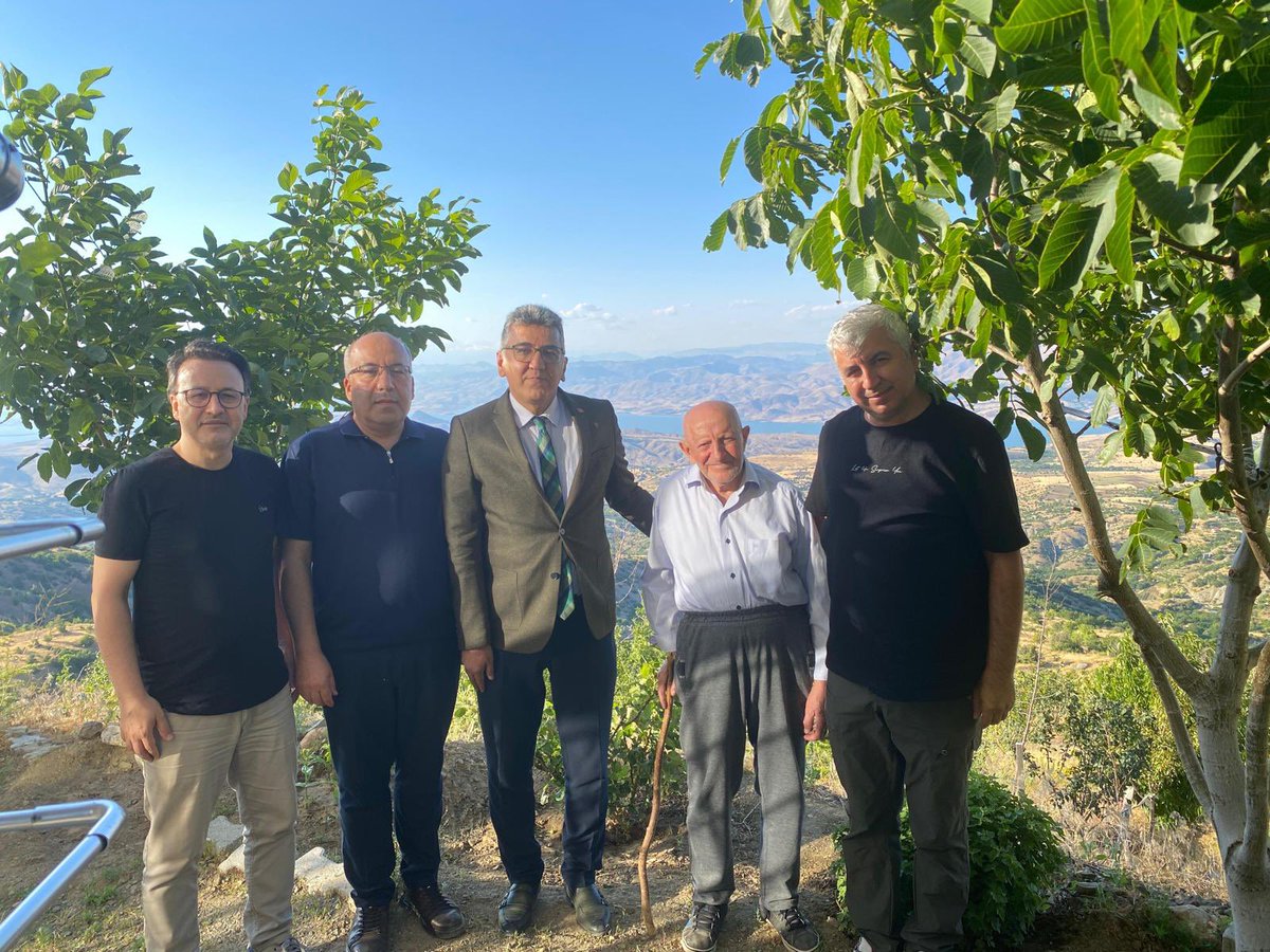 elazigturkocagi's tweet photo. Ahde Vefa İmandandır…

Türk Milleti için kalbi atan, Türk Milleti için çalışan, Türk Milleti için mücadele eden büyüklerimize saygı ve hürmet göstermek Türk Ocaklıların en baş vazifesidir.

“Türk milletini sevmekte birleşenler; birbirlerini sevmekte birleşmeye de mecburdurlar.”

🇹🇷🇹🇷🇹🇷🇹🇷🇹🇷🇹🇷🇹🇷🇹🇷

Türklüğe ve Türk milliyetçiliğine ülkücü harekete yıllardır duruşuyla, samimiyetiyle ve fedakârlığıyla hizmet eden kıymetli büyüğümüz SAMİ ÖNER amcamızı ziyaret ettik.

Hoş sohbeti, engin tecrübesi ve bizlerle paylaştığı kıymetli fikirleri için kendisine teşekkür ediyor, ailesi, çocukları ve torunları ile birlikte sağlıklı ve hayırlı ömürler diliyoruz. @turkocaklari @Mehmetoztarih @YavuzHaykir