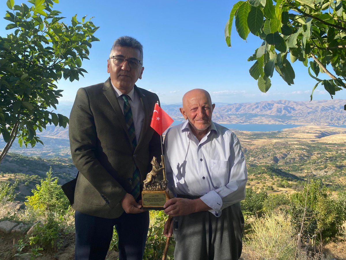 elazigturkocagi's tweet photo. Ahde Vefa İmandandır…

Türk Milleti için kalbi atan, Türk Milleti için çalışan, Türk Milleti için mücadele eden büyüklerimize saygı ve hürmet göstermek Türk Ocaklıların en baş vazifesidir.

“Türk milletini sevmekte birleşenler; birbirlerini sevmekte birleşmeye de mecburdurlar.”

🇹🇷🇹🇷🇹🇷🇹🇷🇹🇷🇹🇷🇹🇷🇹🇷

Türklüğe ve Türk milliyetçiliğine ülkücü harekete yıllardır duruşuyla, samimiyetiyle ve fedakârlığıyla hizmet eden kıymetli büyüğümüz SAMİ ÖNER amcamızı ziyaret ettik.

Hoş sohbeti, engin tecrübesi ve bizlerle paylaştığı kıymetli fikirleri için kendisine teşekkür ediyor, ailesi, çocukları ve torunları ile birlikte sağlıklı ve hayırlı ömürler diliyoruz. @turkocaklari @Mehmetoztarih @YavuzHaykir