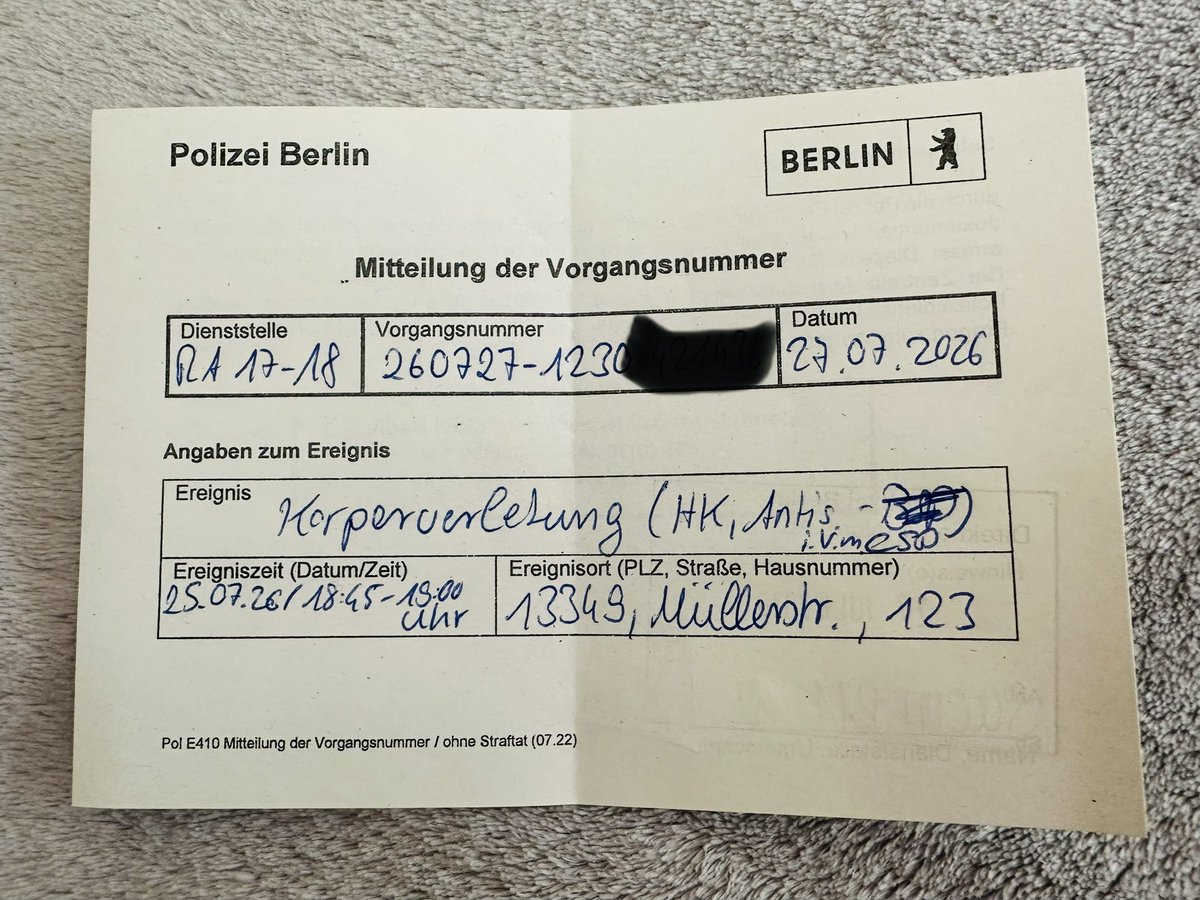 lindepemarica's tweet photo. Gràcies @polizeiberlin pel tracte i per encetar una investigació, estem en un moment en que els atacs homòfobs i antisemites estan creixent i no venen precisament de la dreta com ens volen fer creure. Hem de denunciar sempre. https://t.co/fNzgvn7FdK